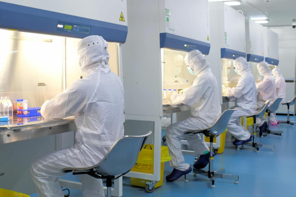 Personalul de laborator care prelucrează sângele din cordonul ombilical la laboratorul Beike GMP