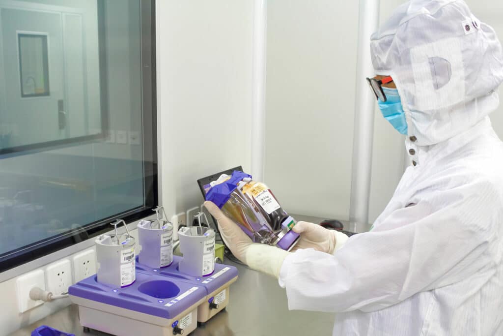 Tecnico che testa un pacchetto di cellule staminali in un laboratorio Beike