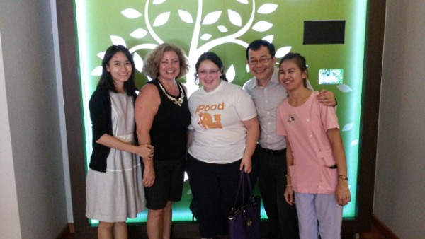 Marina Alonzo mit BBH-Mitarbeitern während ihrer zweiten Behandlung der ONH-SOD